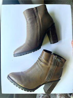 Steve Madden Brown Leather Zippered Ankle Booties